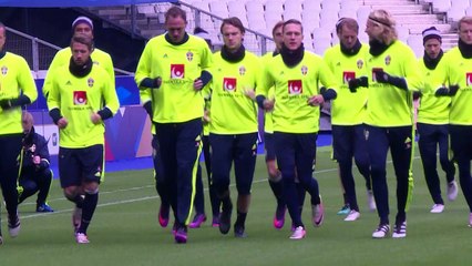 Football: la Suède s'entraine pour son match contre la France