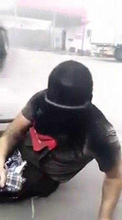 Ce Russe s'amuse avec un pot d'échappement : bien fun mais bien débile