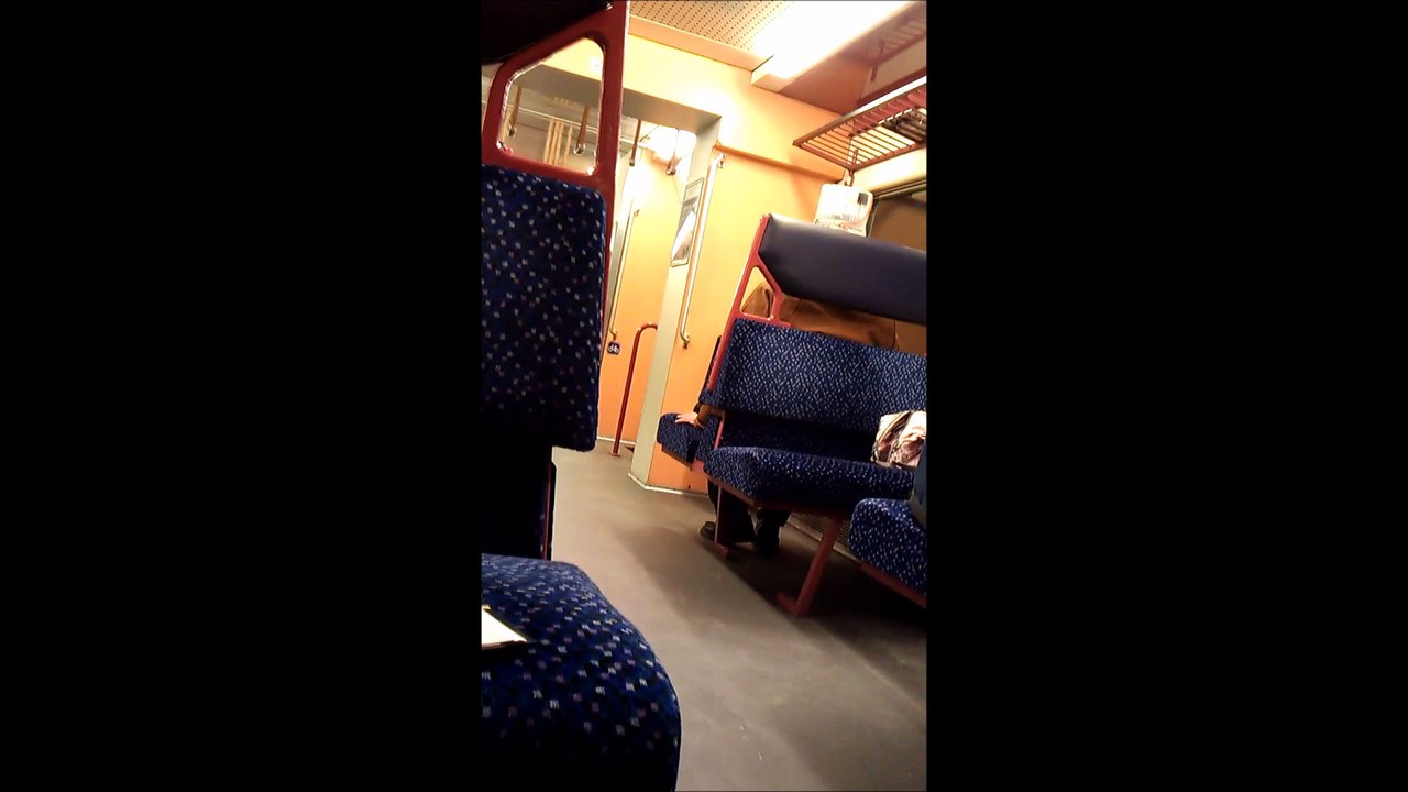 Mann mit Kübel am Kopf bei Haltestelle Langenzersdorf