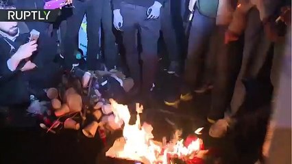 Manifestantes quemaron la bandera de EE.UU en protesta a la victoria de Donald Trump