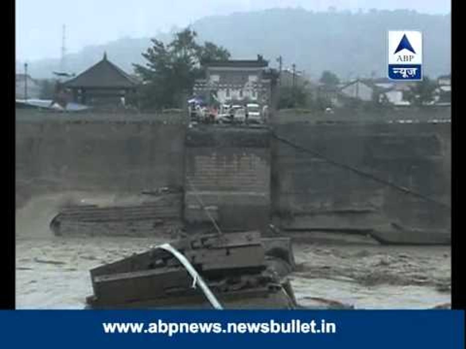 China floods: Shocking visuals of how a house collapses
