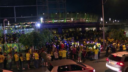 Ambiente festivo afuera del Mineirao en partido Brasil-Argentina