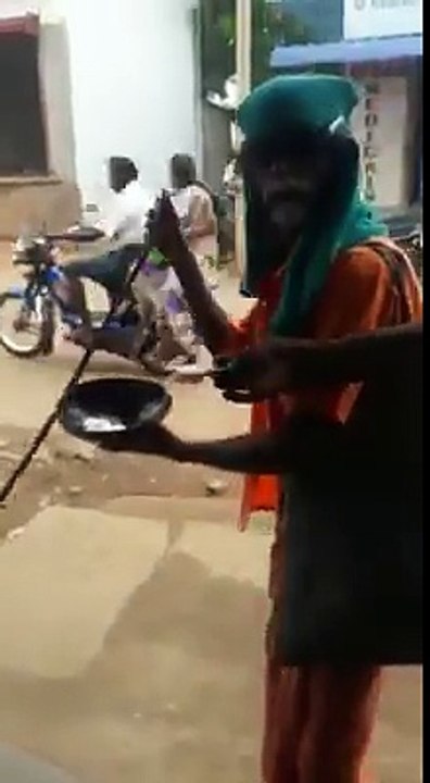 Beggar not accepting old currency notes