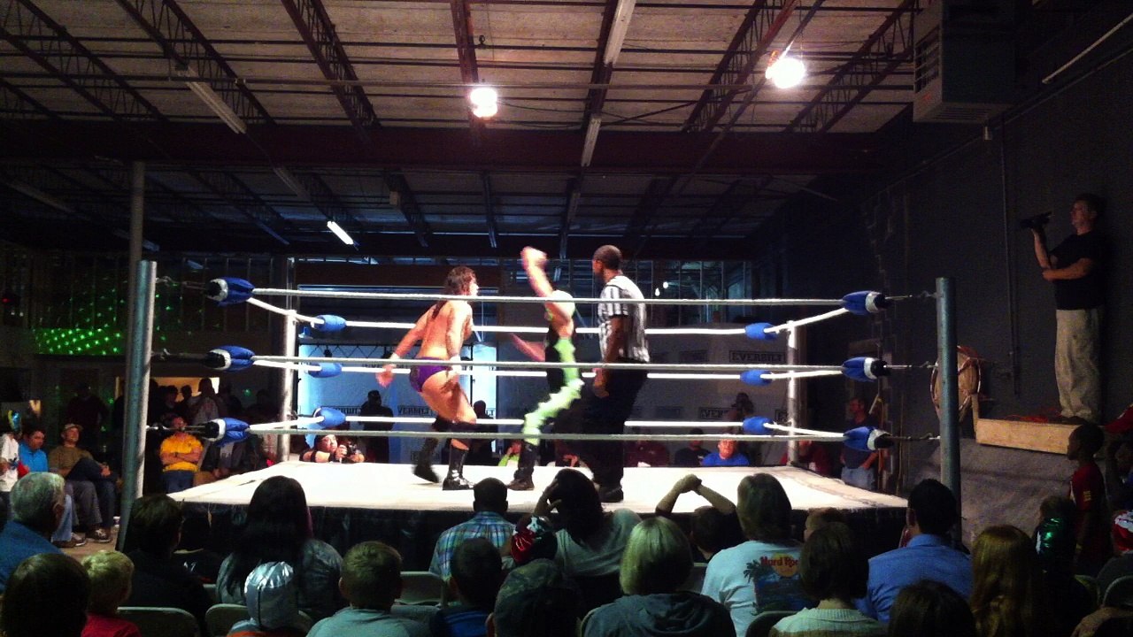 Lucha Locura vs. "Thoroughbred" Jaxson James - Pro Wrestling EGO