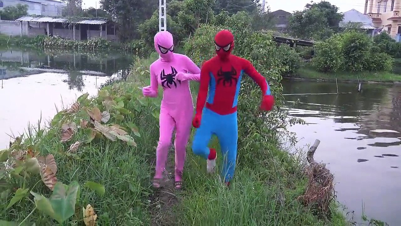 Frozen Elsa vs Spiderman DEAD FLOATING pink Spider Family fun superhero in real life