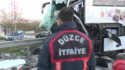 Yolcu Otobüsü Tıra Çarptı: 1 Ölü, 10 Yaralı