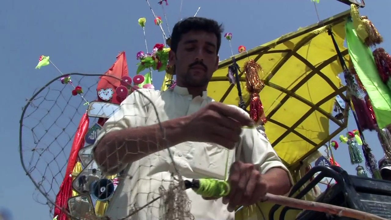 Pakistani fishermen zap fishing with generators