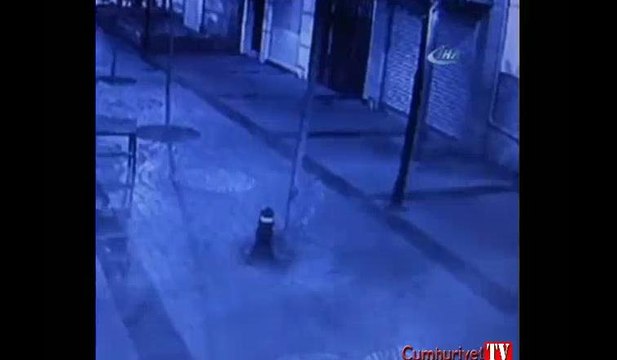 Kız arkadaşını sokak ortasında evire çevire dövdü