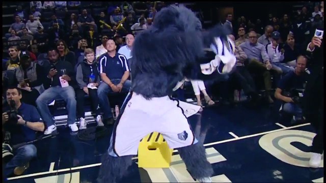 Cette mascotte s'enflamme sur une danse bien chaude