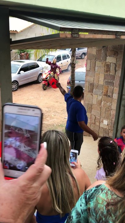 Iron Man tombe en moto devant des enfants LOL.. FAIL !!
