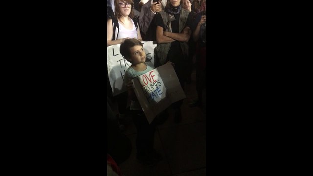 Une fillette de 10ans mène une manifestation anti Trump aux Etats Unis !