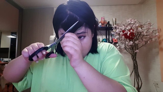 Quand t'essaies de te couper la frange toute seule... FAIL