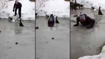 Ce mec essaye de glisser sur la glace..