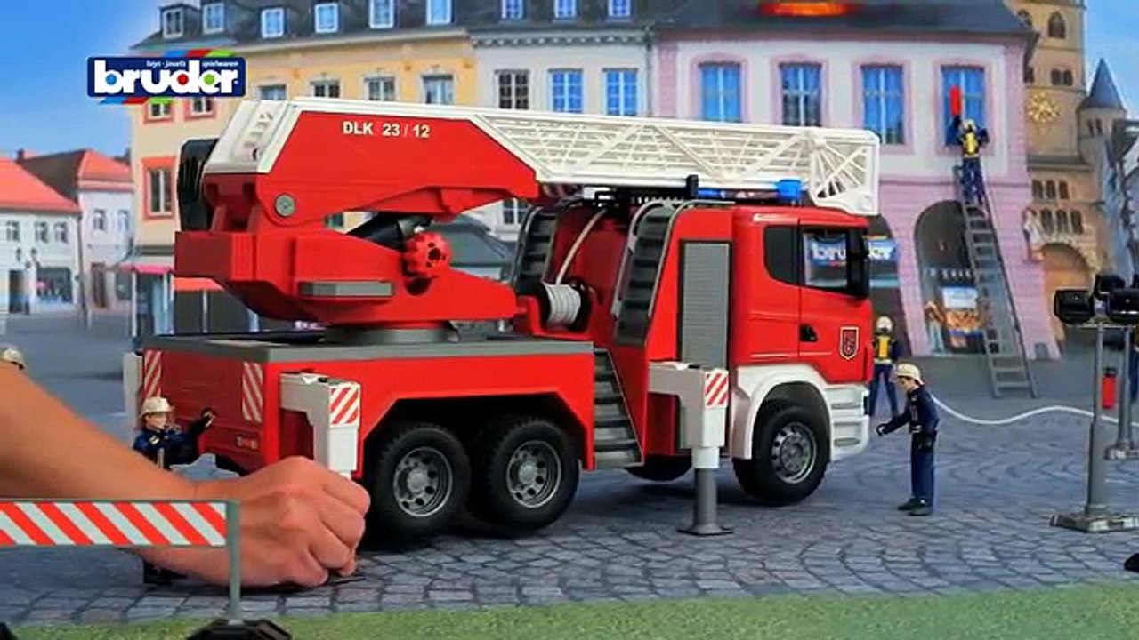 Мультфильм про машинки . Пожарная машина - тушит пожар Bruder