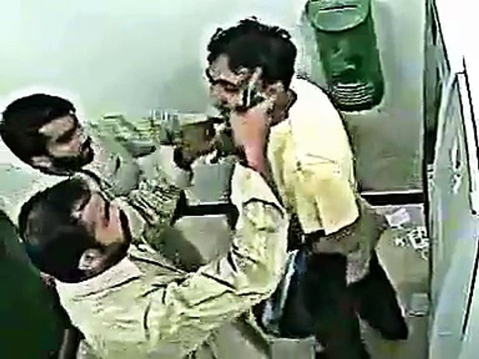 ایک غریب آدمی کی فریاد گھر سے شاپنگ کرنے نکلا ڈاکوں نے محنت کش کی ساری کمائی لوٹ کر فرار ہوگئے مہربانی فرما کر ان غنڈے بدمعاشوں کو پکڑوانے میی مدد کریں زیادہ سے زیادہ شئر کریں جزاک اللہ؟ ؟ ؟