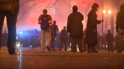 Скачать видео: Gases lacrimógenos y violencia en manifestaciones anti-Trump