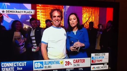 Un homme veut (un peu trop) passer à la télévision.