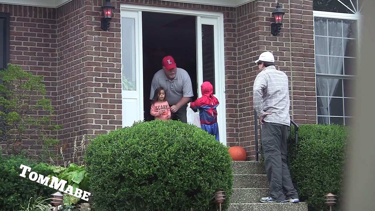 Il va à la cueillette d'Halloween avec son "fils" chez les voisins, mais son comportement les laisse perplexes