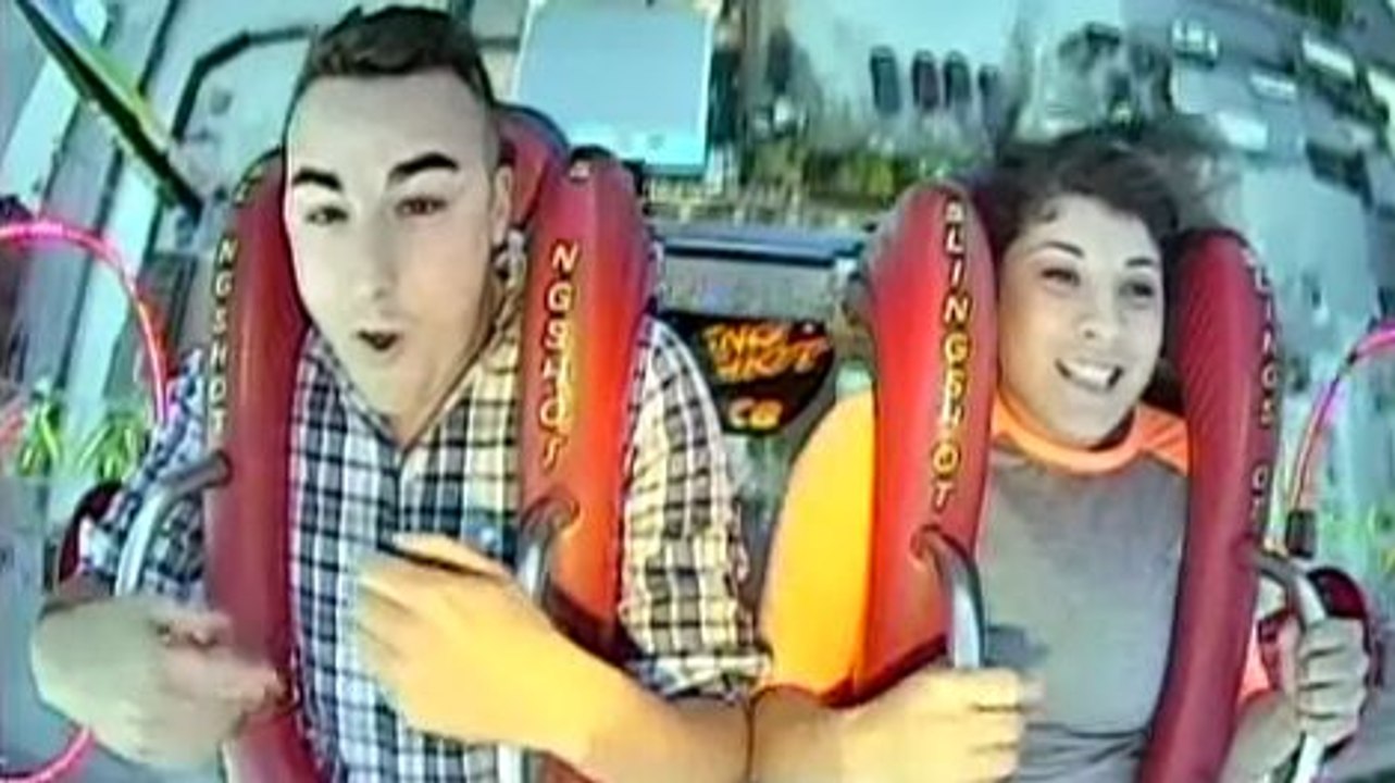 Un homme s'évanouit plusieurs fois dans un slingshot