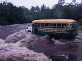 Camion es arrastrado por el agua