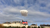 11-Novembre. Et soudain des parachutistes atterrissent place Leclerc