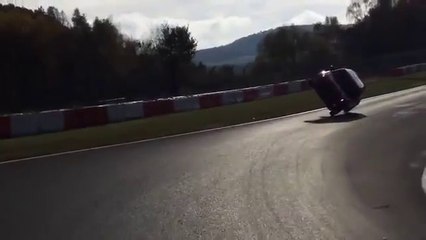 Un pilote fait le tour du circuit de Nürburgring sur 2 roues! Incroyable