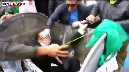 Político Ucraniano é jogado na lata de lixo