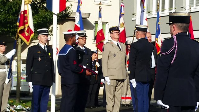 Saint-Lô : remise des insignes de chevalier du mérite au chef d'escadron de gendarmerie Jean-François Cozette