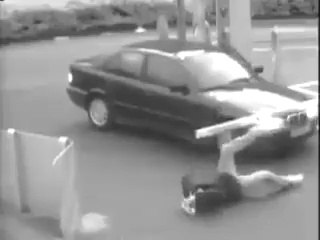 On appelle ça le Double effet kiss cool : mis KO et écraser par une voiture