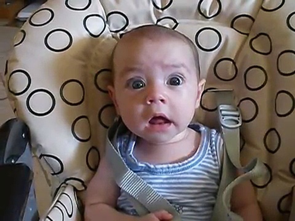 bébé qui parle 3 mois