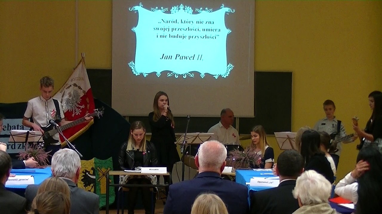 Gminny Dzień Niepodległości - występ szkolnego zespołu