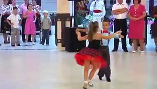 Arabic song small childrens dancing awsome video..