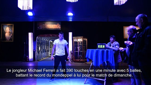 Le jongleur Michael Ferreri a fait 390 touches en une minute avec 5 balles
