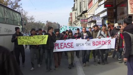 Migranti: a piedi da Belgrado alla frontiera croata