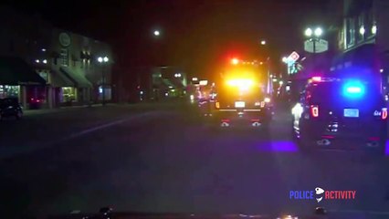 Une femme vole une voiture de police après avoir été arrêtée
