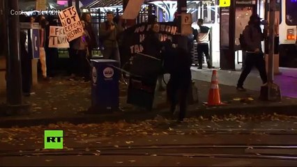 Así es como manifestantes anti-Trump destrozan propiedad pública
