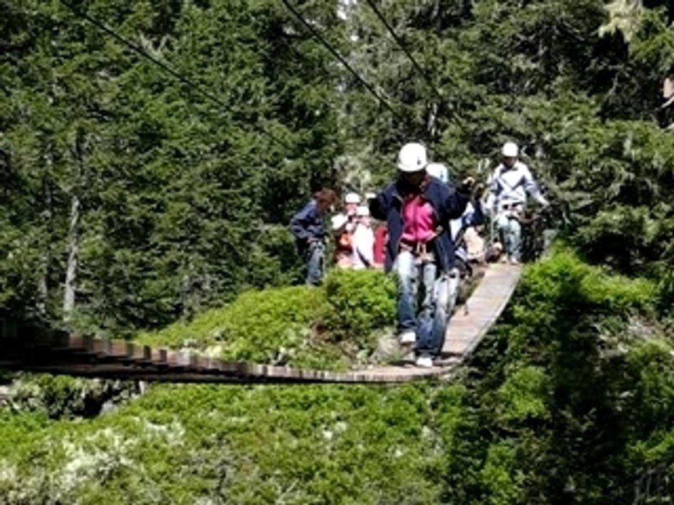 Karine, Justine et Sonia dansent sur le pont népalais