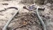 Mann gegen Feuerwehr-Schlauch