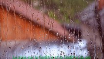 La pluie sur la fenêtre et la fenêtre de son rebord pour apaisement, détente, la méditation, le sommeil