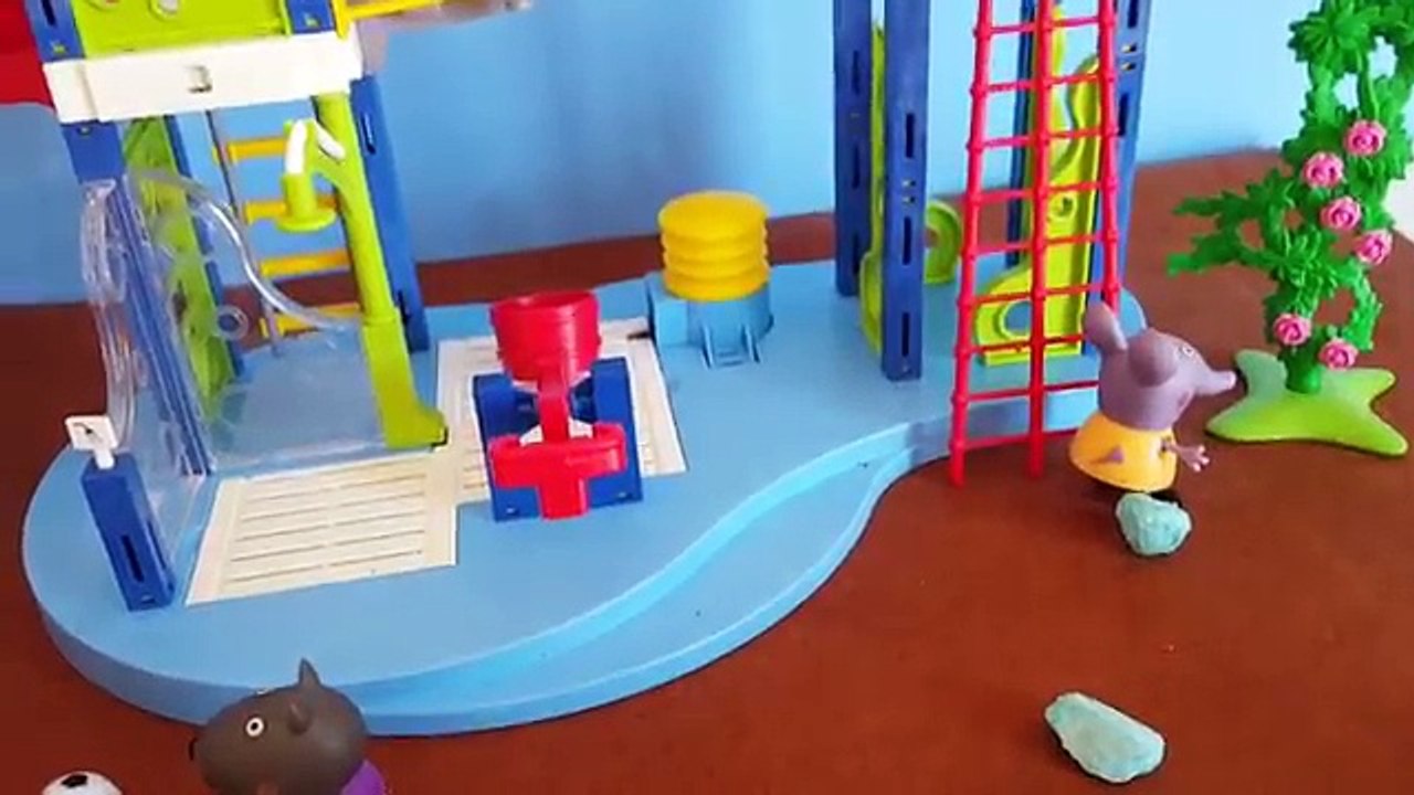 Peppa Pig - PEPA is stung by a bee - Peppa Pig Toys English Episodes For Kids