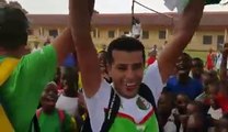 Quand les supporters algériens changent les petits nigérians en algériens