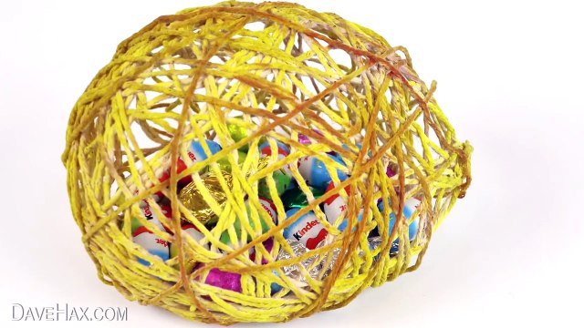 Il verse des cocos de Pâques dans un ballon! Sa réalisation est super originale!