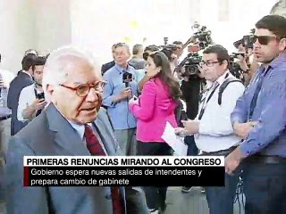 Tres intendentes regionales presentaron hoy su renuncia