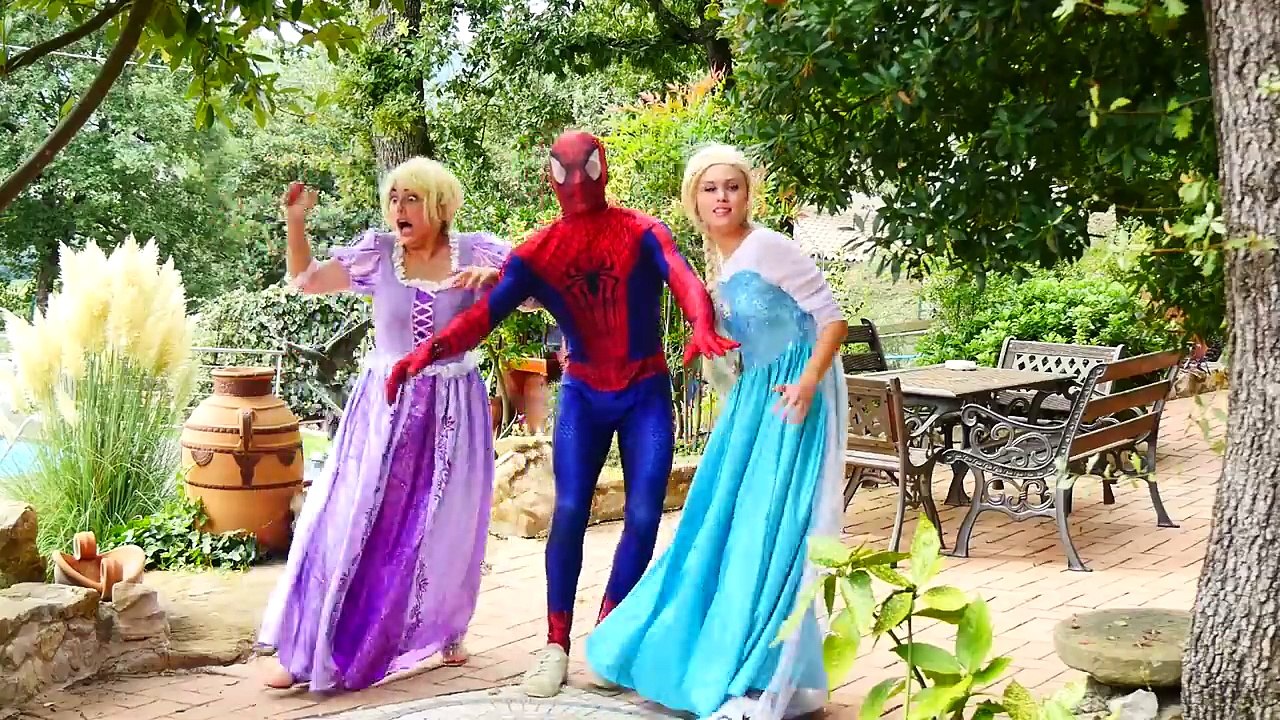 Frozen Elsa Turns Into VAMPIRE!! W/ Spiderman, Vampire & Rapunzel - Funny Superheroes