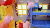 Pig George Pula na Cama com Peppa Pig e ela Cai e Quebra a Perna!!! Em Portugues TototoyKids