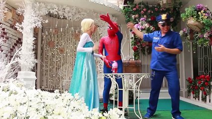 下载视频: Frozen Elsa and Anna vs Joker ! Spiderman Kiss SuperGirl Elsa Cry ! Wolfman Superheroes In Real L