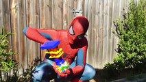 Örümcek Adam ve Spidergirl Bubble Gum Poo Prank Eğlence - Real Life Süper Kahraman!