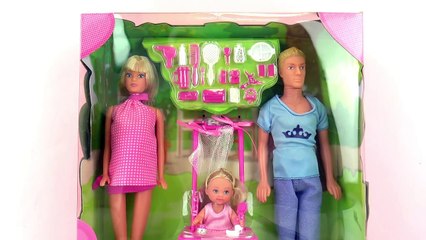 اسرة باربى باكملها من اب و ام و طفلة و بابى فى بطن باربى