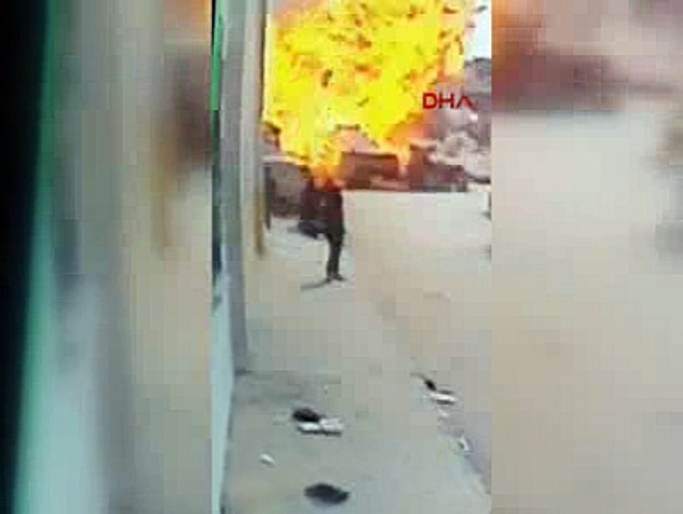 Kilis'in sınır komşusu Suriye'nin Azez İlçesi'nde IŞİD tarafından bomba yüklü araçla saldırı düzenlendi.