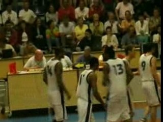 Dunk de Yaya Adamou sur Ben Owona [présaison 2006]